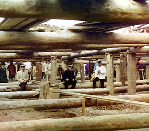 Arbeiders en opzichters poseren voor een foto tijdens de voorbereidingen voor het storten van cement voor de sluisdamfundering over de Oka-rivier, nabij Beloomut, Russisch Rijk, 1912 door Sergey Prokudin Gorsky